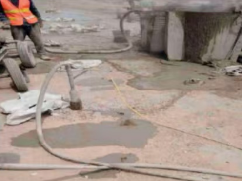 临淄水泥混凝土路面板底注浆技术 路面脱空注浆整治方案